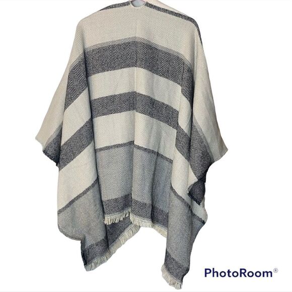 bohemian wrap poncho top - Picture 2 of 3